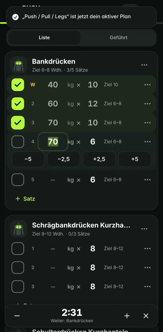 SATZIO-App, Workout in der Listenansicht: Bankdrücken mit drei abgehakten Sätzen (40 kg × 10, 60 kg × 12, 70 kg × 10), darunter offene Sätze und ein laufender Pausentimer 2:31.